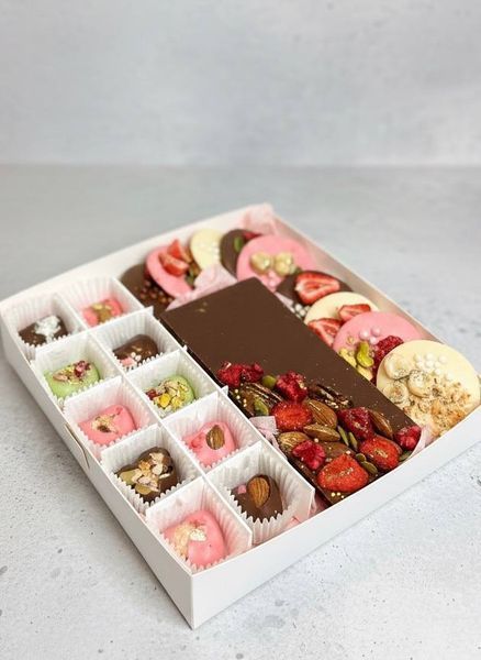 Крафтовый шоколадный подарочный набор сладостей &ndash; шоколадка + медальоны + конфеты сердечка - Berry Bar BBP01-47 фото