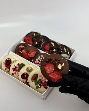 Крафтовые шоколадные медальоны с посыпками, орехи, ягоды - подарочный набор конфет 12 шт - BerryBar BBP01-16 фото