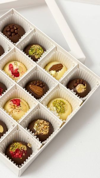 Вкусные шоколадные конфеты в форме сферы - подарочный набор конфет в коробке 16 шт. - BerryBar BBP01-04 фото