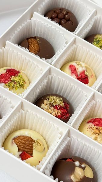 Вкусные шоколадные конфеты в форме сферы - подарочный набор конфет в коробке 16 шт. - BerryBar BBP01-04 фото