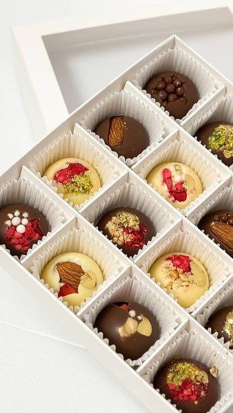 Вкусные шоколадные конфеты в форме сферы - подарочный набор конфет в коробке 16 шт. - BerryBar BBP01-04 фото