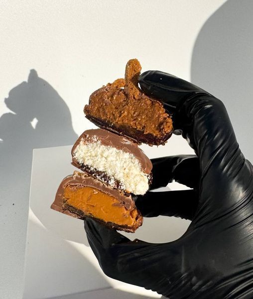 Премиальный микс фиников в шоколаде 6 шт - с сыром Gudbrandsdalsost, пастой Biscoff, дубайской начинкой и кокосом - Berry Bar BBP01-103 фото