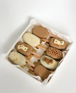 Подарункова коробка шоколадного ескімо на паличці 8 шт - білий і карамельний шоколад з декором - Berry Bar BBP01-110 фото