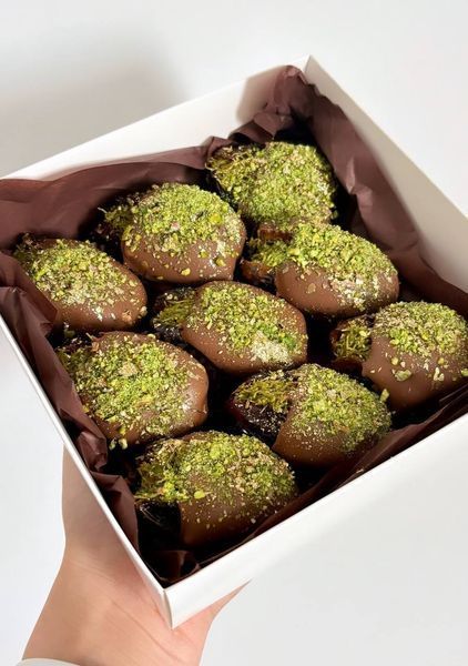 Финики в шоколаде с дубайской начинкой и фисташковой посыпкой &ndash; дубайские финики с шоколадом 9 шт Berry Bar BBP01-20 фото