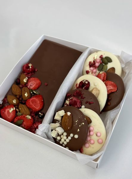 Невеликий подарунковий набір солодощів - шоколадка + медальйони Berry Bar BBP01-24 фото