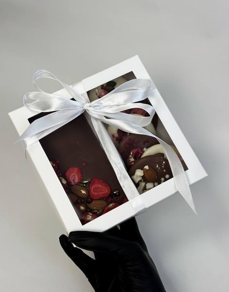 Невеликий подарунковий набір солодощів - шоколадка + медальйони Berry Bar BBP01-24 фото