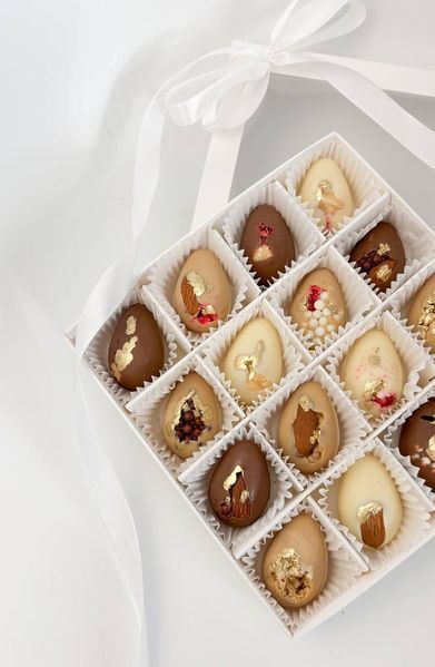 Конфеты на пасху шоколадные писанки 16 шт ручной работы - Berry Bar BBP01-76 фото