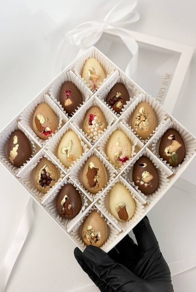 Конфеты на пасху шоколадные писанки 16 шт ручной работы - Berry Bar BBP01-76 фото